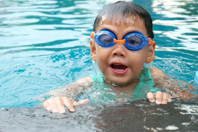 Sicher im Wasser mit Spaßfaktor: Warum Schwimmkurse der beste Weg sind, um Ihr Kind schwimmen zu lehren